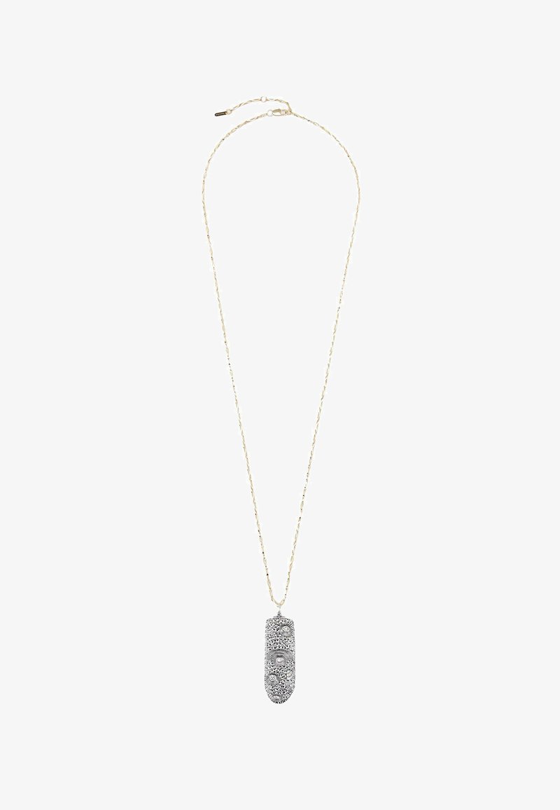 Goldene Halskette mit einem länglichen silbernen Anhänger mit filigranen floralen Mustern und strukturierten Details.