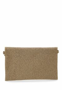 Bolso de mano de punto beige con textura acanalada, forma rectangular y un diseño sencillo con cierre lateral.