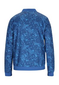 Giacca blu con un motivo di foglie tropicali, realizzata in tessuto liscio. Presenta un colletto e polsini a coste, con una vestibilità rilassata e orlo elastico.