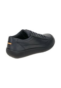 Sneaker in pelle nera con design lace-up, superficie testurizzata e suola in gomma rigata. Presenta un piccolo dettaglio marrone sul tallone.