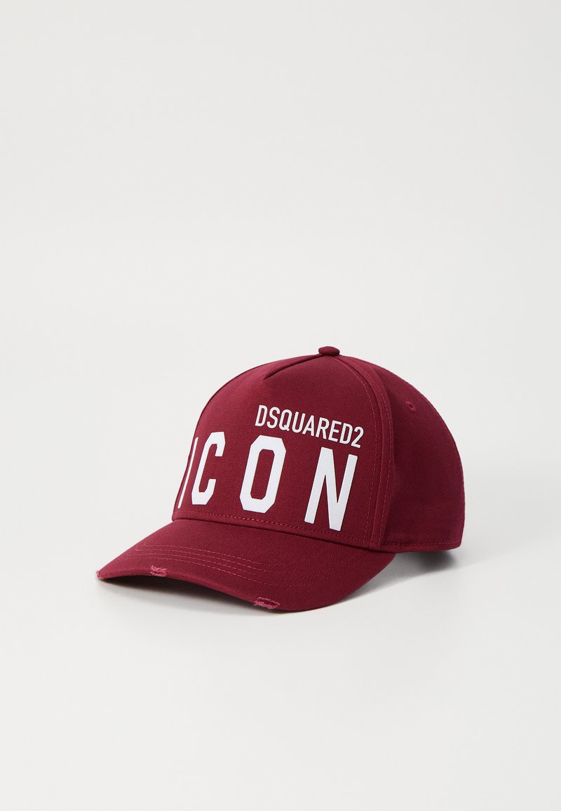 Casquette de baseball bordeaux en tissu avec une visière courbée ; présente un texte en relief blanc "DSQUARED2 ICON" sur le devant.