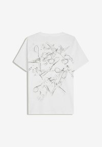 Witte T-shirt met korte mouwen met een abstract ontwerp van een zwarte lijn en cirkeltekening op de achterkant, dat lijkt op handgetekende kunst.