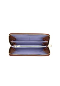 Cartera de cuero marrón con cremallera dorada, que presenta un interior de color púrpura claro, múltiples compartimentos para tarjetas y dos compartimentos principales para una mejor organización.