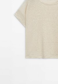 T-shirt beige a maniche corte e girocollo, realizzata in un tessuto morbido e leggero, con una superficie leggermente texturizzata.