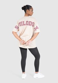 Smilodox PRINT LOGO BRAIL - Camiseta estampada - hellbraun