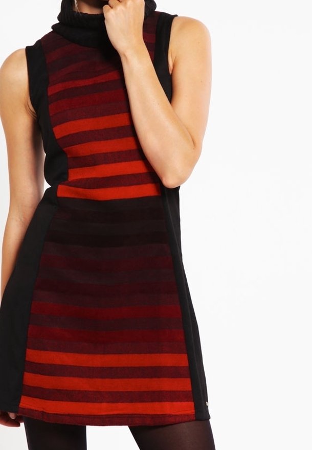 Halsloses Kleid mit hohem Kragen, das schwarze Seiten und ein mehrfarbiges gestreiftes Muster in Rottönen, Bordeaux und Dunkelbraun aufweist.