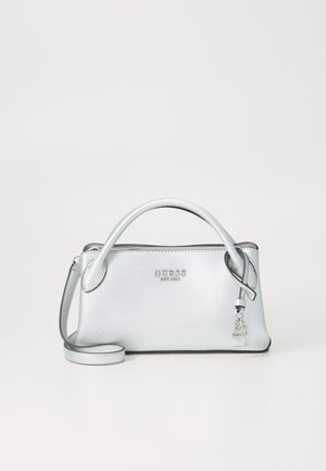 Zilverkleurige handtas met een gestructureerd oppervlak, bovenhandvatten, een afneembare schouderriem en een klein hangslot als sieraad, met het merk GUESS op het middenvoor.