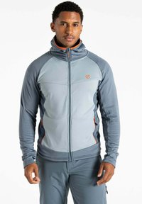 Graue Zip-Jacke mit hohem Kragen, kontrastierenden orangen Akzenten und strukturiertem Stoff. Ausgestattet mit seitlichen Taschen und einer taillierten Passform.