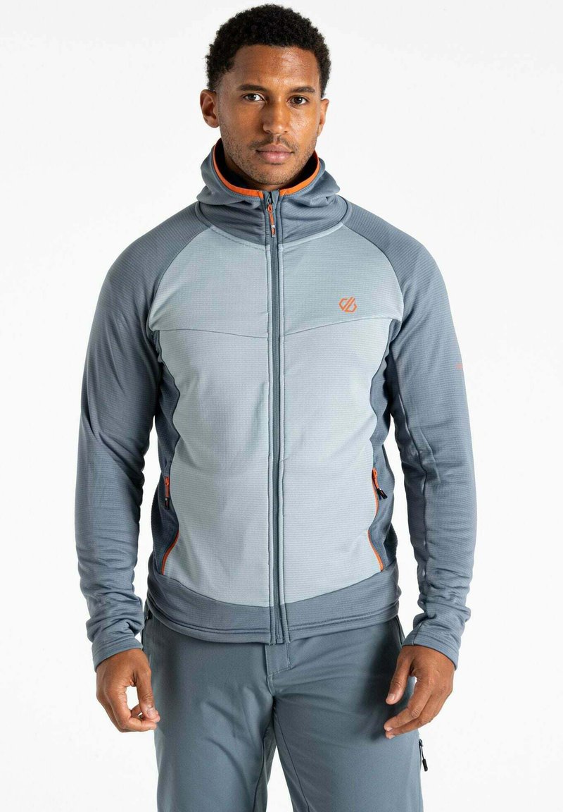 Graue Zip-Jacke mit hohem Kragen, kontrastierenden orangen Akzenten und strukturiertem Stoff. Ausgestattet mit seitlichen Taschen und einer taillierten Passform.