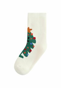 Hvid sok med et grønt juletredesign, der har farverige ornamenter og en brun stjerne. Blød tekstur og crew-længde.