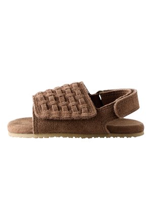 Brun åben sandal med en struktureret bred rem og justerbar bagrem på en flad sål.