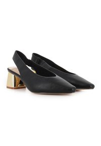 Zapatos de piel negra tipo slingback con punta afilada y un tacón bloque dorado brillante. Textura suave, diseño minimalista y un escote bajo en el empeine.