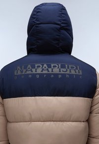 Giubbotto imbottito navy e beige con cappuccio; presenta un grande logo "NAPAPIJRI geographic" in argento sul retro; texture trapuntata.