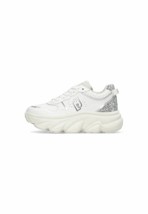 Sneaker bianco con upper testurizzato, dettagli argentati e suola chunky. Dettaglio glitter sul tallone. Design con lacci e colletto imbottito per il comfort.