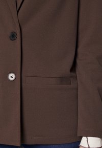 JDY LOUISVILLE CATIA - Blejzr - chocolate brown