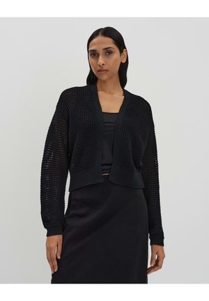 Zwart gebreid vest met een cropped ontwerp, open voorkant en lange mouwen met een gestructureerd patroon en geribbelde manchetten.