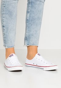 Converse - CHUCK TAYLOR ALL STAR DAINTY BASIC - Matalavartiset tennarit - white/black Pienoiskuva 1