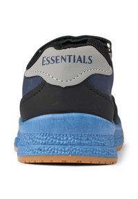 Schwarzer und blauer Sportschuh mit grauen Akzenten, strukturiertem blauen Zwischensohlen und brauner Gummisohle; verfügt über den Schriftzug "ESSENTIALS" an der Ferse.