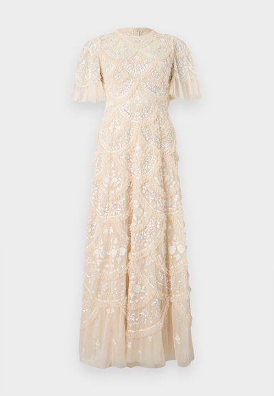 Φόρεμα κρεμ έως τον αστράγαλο με φουσκωτά μανίκια, κεντήματα με λουλούδια και παγιέτες, καθώς και στρωτά δαντελένια σχέδια με κυματιστές άκρες.