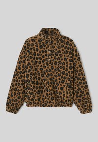 Pull en imprimé léopard marron et noir, avec un col haut, un devant partiellement boutonné et un tissu texturé et pelucheux.