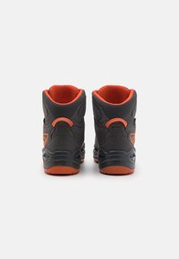 Scarpe alte nere e grigie con accenti arancioni, caratterizzate da un tessuto texture, collo imbottito e suola in gomma nera.