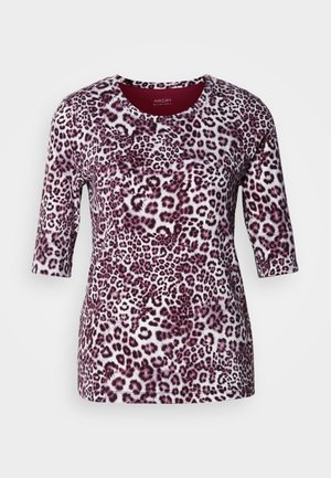 Leopardmønstret top med 3/4 ærmer, lavet af blødt stof; har rund halsudskæring og en blanding af lyserøde og hvide mønstre.