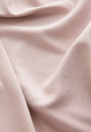 Lys rosa ribbet stof med en blød tekstur, der har fine lodrette linjer overalt. Materialet virker let og flydende.