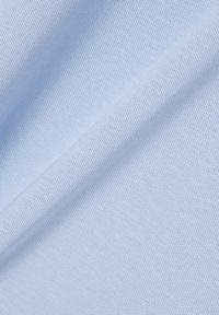 Jasnoniebieska tkanina o fakturze z drobnym, równomiernie rozmieszczonym wzorem siateczki i delikatnymi fałdami tworzącymi miękkie cienie.