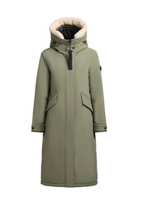 Oliven grøn lang frakke med en faux fur-forsynet hætte, lynlåslukning, to sidelommer og knapdetaljer ved manchetterne. Glat, holdbart stof.