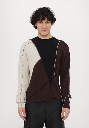 Suéter de punto en marrón, negro y crema con bloqueo de color geométrico. Presenta un cuello y puños acanalados, con detalles de costura en contraste.