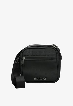 Sort crossbody taske lavet af tekstureret syntetisk materiale, med en frontlomme med lynlås og justerbar skulderrem. "REPLAY" logoet er vist på fronten.