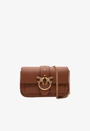 Borsa a tracolla in pelle marrone con chiusura a uccello dorato e tracolla a catena dorata, con patta frontale e borchie decorative sulla tracolla.