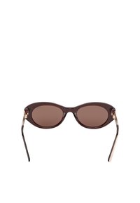 Brune plastik solbriller med ovale linser og sølvaccentuer på hængslerne. Tynde, lige arme, der taper mod enderne.