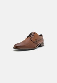 Scarpa stringata in pelle marrone con superficie texturizzata, punta arrotondata, dettagli di cucitura sottili e suola nera a contrasto.