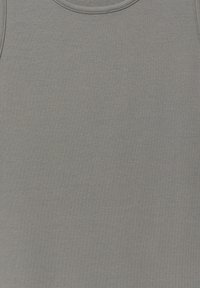 Canotta grigia in jersey con scollatura rotonda, caratterizzata da una texture liscia e cuciture uniformi. Non sono presenti motivi o grafiche.