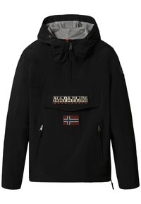 Schwarze Anorak-Jacke mit Kapuze, vorne mit Tasche und Logo, einem Aufnäher mit norwegischer Flagge und seitlichen Reißverschlüssen für Taschen.