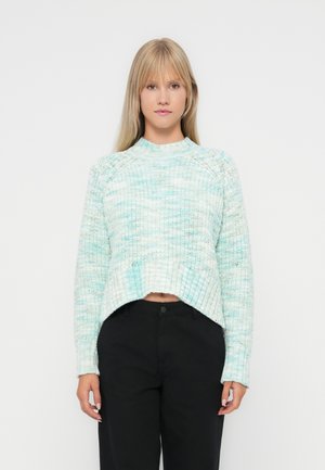 Maglione all'uncinetto in blu chiaro e bianco. Presenta un punto di maglia testurizzato, orlo a costine e una silhouette corta e squadrata.