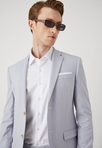 Isaac Dewhirst THE FASHION SUIT SET - Completo - lilac
