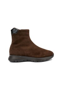 Stivaletto in suede marrone con finitura strutturata, accentuazione del tacco in sintetico nero e suola in gomma flessibile. Chiusura con zip sul lato.