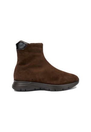 Stivaletto in suede marrone con finitura strutturata, accentuazione del tacco in sintetico nero e suola in gomma flessibile. Chiusura con zip sul lato.