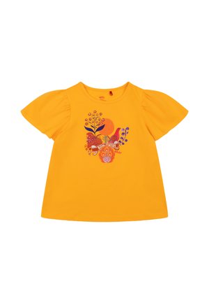 Geel katoenen T-shirt met korte mouwen, voorzien van een kleurrijk bloemen- en vogeldesign aan de voorkant, met een ronde halslijn.