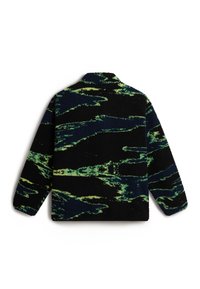 Fleecejack in zwart, groen en blauw met abstracte golfpatronen. Het heeft een kraag en lange mouwen, een zachte textuur en een ontspannen pasvorm.