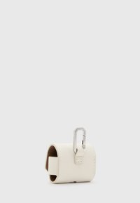 Weiße Leder-Tasche mit runder Form, ausgestattet mit einem silbernen Metallkarabiner und minimal sichtbaren Nähten. Weiche Textur und klares Design.