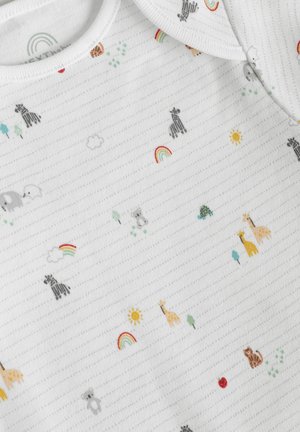 Witte stof met een gestreept patroon met kleurrijke dierenmotieven, wolken, regenbogen en de zon. Zacht katoen. Ronde halslijn.