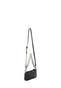 Sort læder crossbody taske med en sølv kædetræk, der har en lynlåslomme og syningsdetaljer langs kanterne.