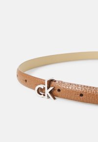 Calvin Klein THIN BELT  - Öv - carob brown