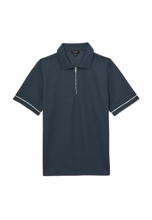 Marineblå polo t-shirt med korte ærmer, halvlang lynlås krave, tone-i-tone syninger og en kontrastfarvet hvidaste stripe langs ærmeskøderne.