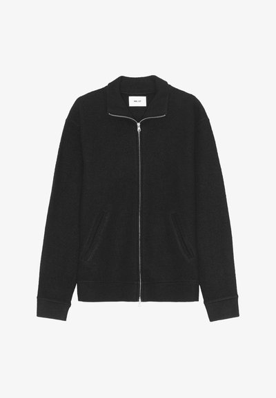 Czarny kardigan zapinany na zamek z kołnierzykiem i dwoma bocznymi kieszeniami, stworzony z myślą o codziennym noszeniu. Prosty, nowoczesny styl z miękką teksturą.