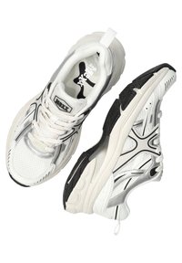 Chunky tenisky s bílým a černým designem. Síťovina a syntetické akcenty, s tlustou podrážkou a šněrováním vepředu.