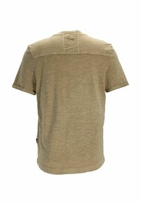 T-shirt beige à manches courtes avec une texture subtile, des coutures visibles aux épaules et un petit patch en tissu au centre du haut du dos.